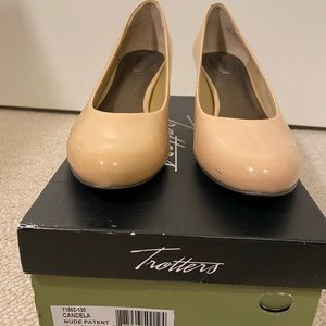 Trotters Candella size 9.5 nude patent leather pumps. Minimal wear.